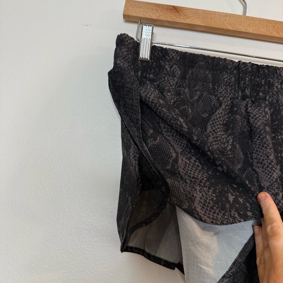 GLYDER Running Short in Brown Black Snake Reptile size small - Picture 5 of 9